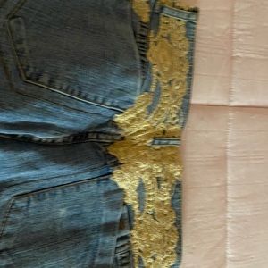 Beautiful capri  jeans worn one time size 0 cannot wear anymore like new